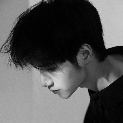 伤感男生头像孤独黑白挽留 伤感男生黑白qq个性头像