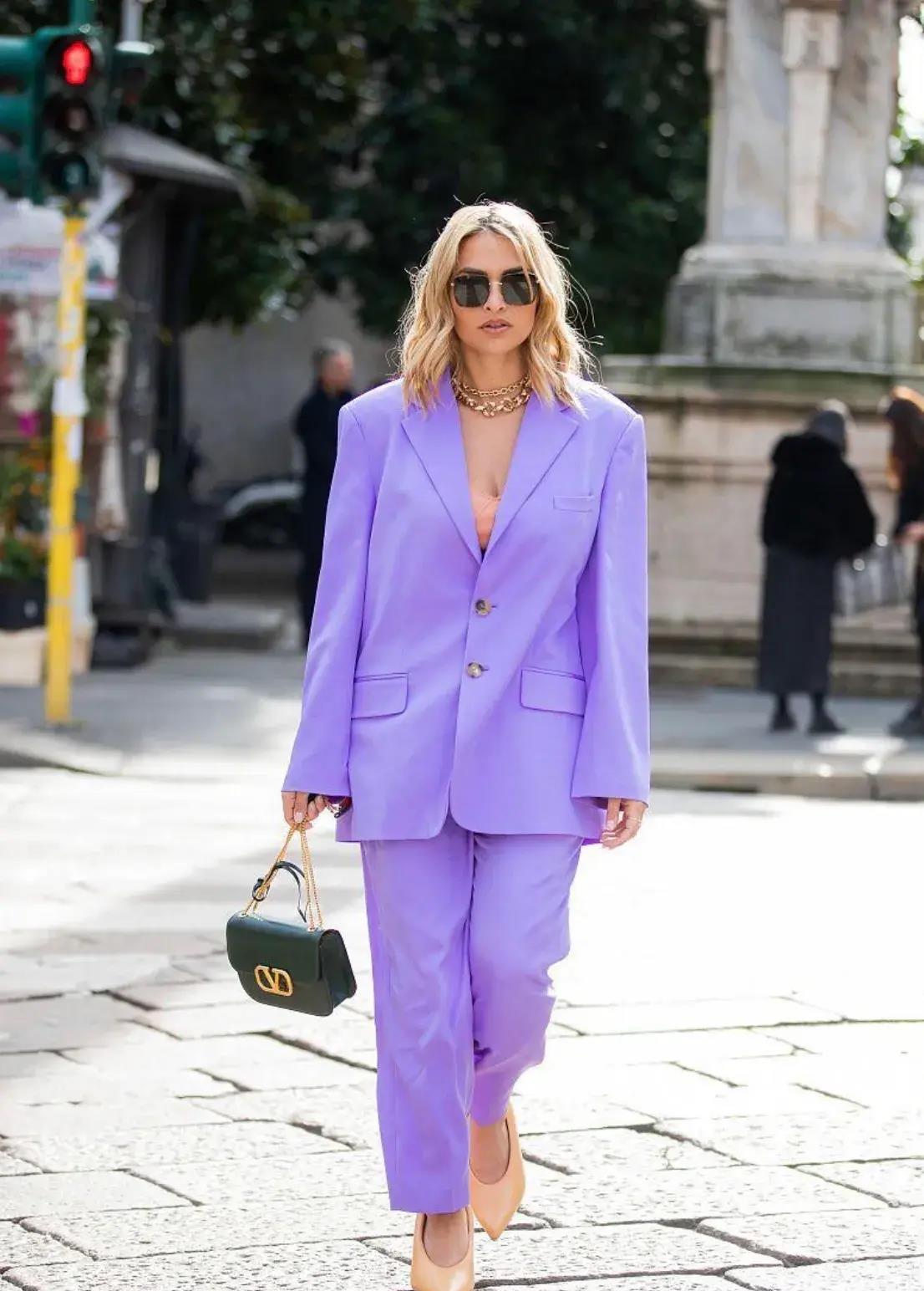 1,相似色的搭配 与紫色相似的颜色可以搭配,比如深紫色和浅紫色,紫色