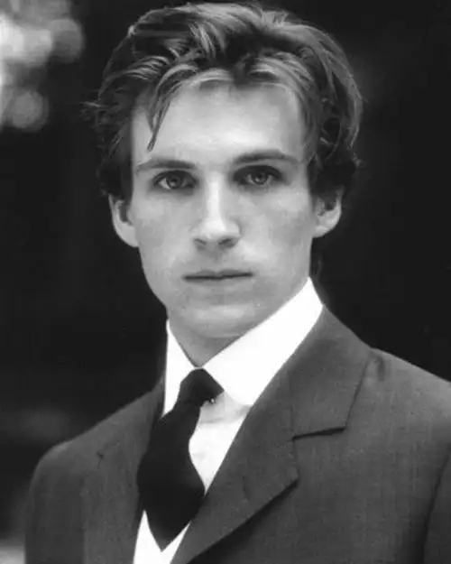 最帅的英国男演员「英国最帅男演员颜值巅峰超惊艳演伏地魔被说太浪费