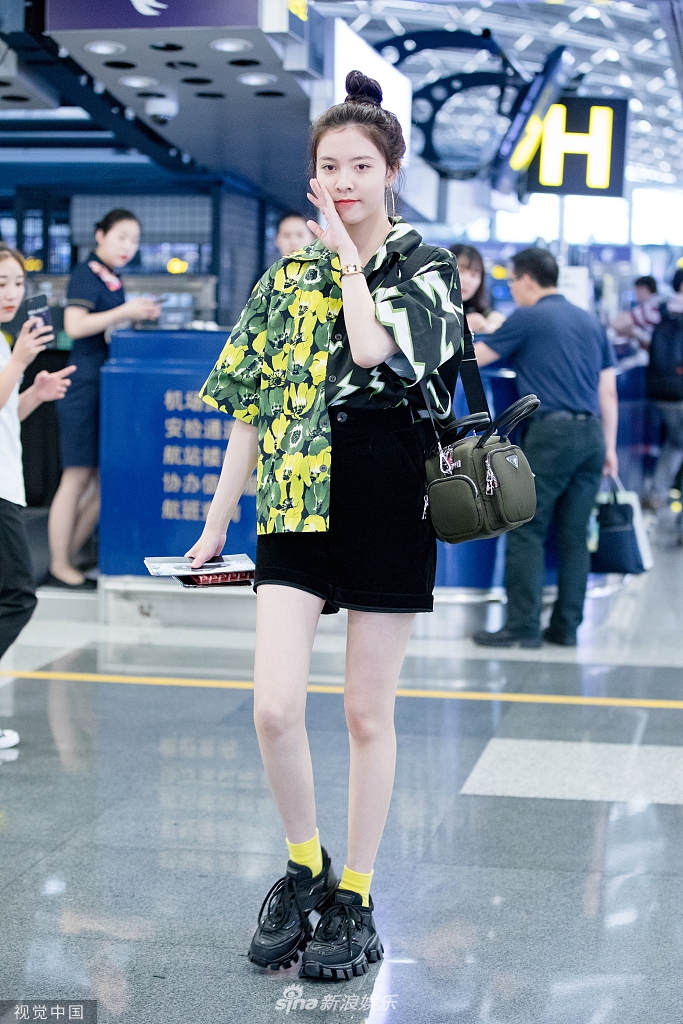 宋妍霏扎丸子头戴超大耳环现身 穿超短裙秀白嫩修长美腿_娱乐频道