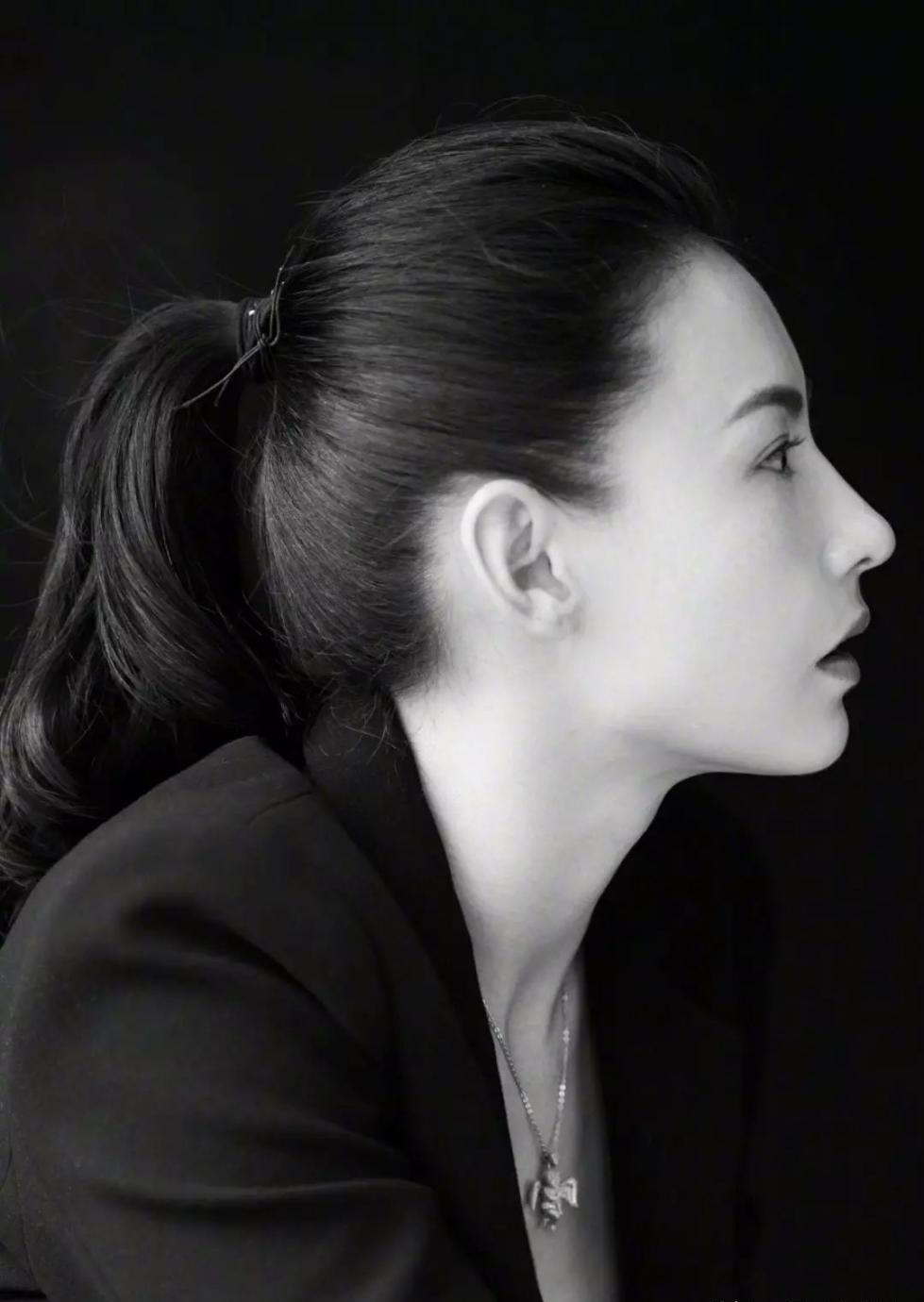 小林青霞的侧脸也好绝啊,不愧是最美星女郎,不论是轮廓线还是比例都