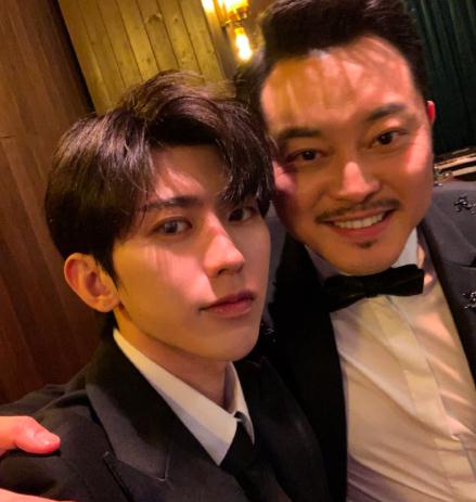 原创蔡徐坤杨颖同框不抢镜合影闭眼睛沙溢身材胖也要出风头