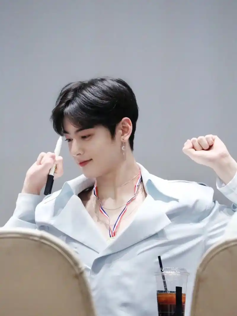 车银优 图他长得帅 图他身材好#颜值 #宝藏男孩 #这谁顶 - 抖音