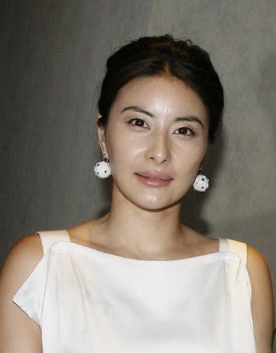 在额角或眉毛正下方偏鼻子的地方长痣的女人是贵相,嫁入豪门做贵夫人