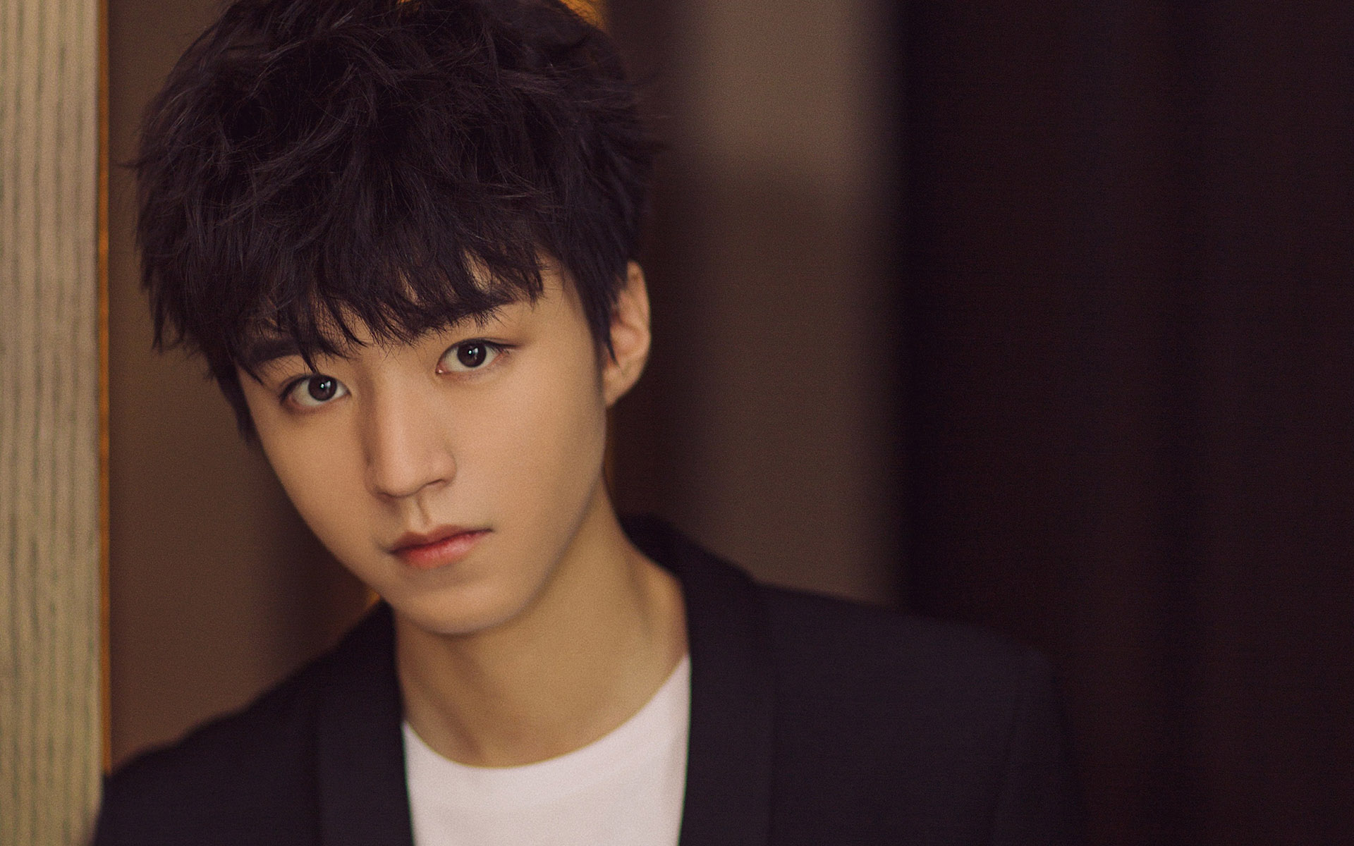 王俊凯优雅绅士风高清桌面壁纸