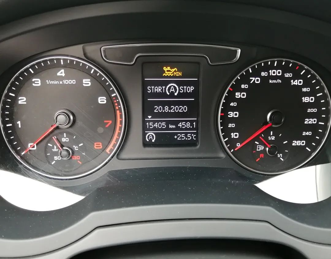 买辆奥迪q3每开2000公里机油报警灯就亮车主称4s店云南联迪多次说正常