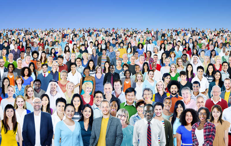 白色背景上庆祝的人群