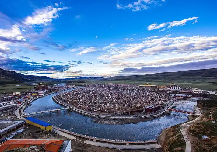 《亚青觉姆岛鸟瞰》     赵俊   摄