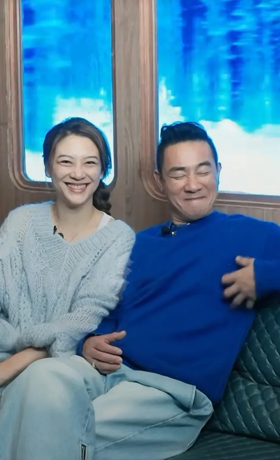 应采儿和陈小春穿搭很有默契,两人穿同色系毛衣,显得十分般配