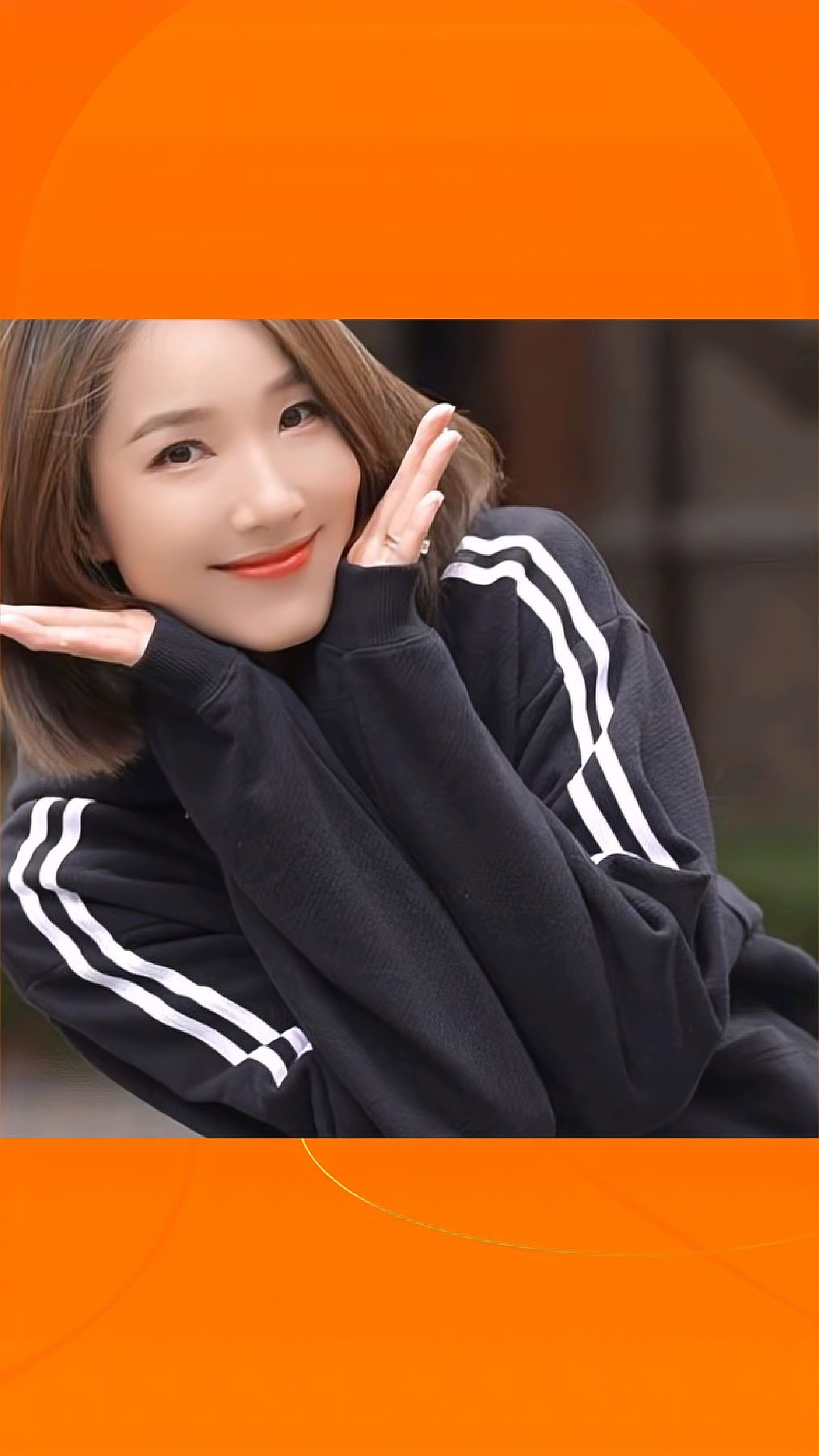 王祖蓝老婆李亚男晒街拍花絮,短发灵动气质在线,满脸胶原蛋白-度小视