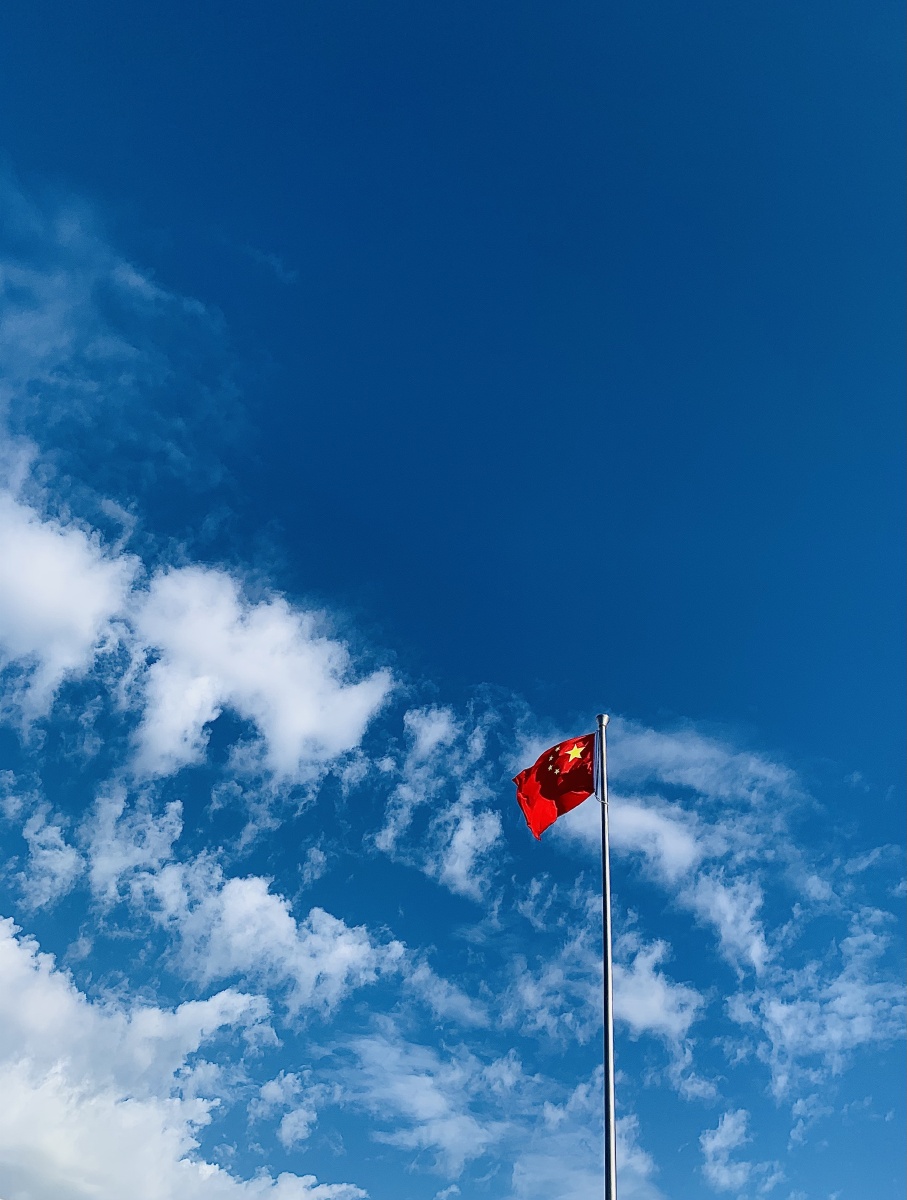 蓝天白云下的五星红旗