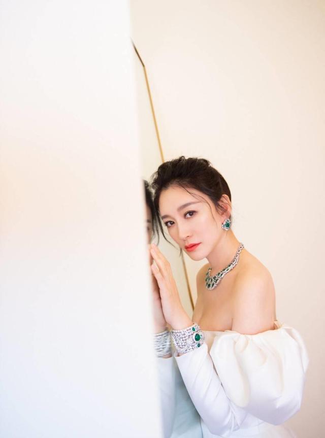 李小冉是一位来自中国内地的女演员,凭借其卓越的表演技巧和独特的