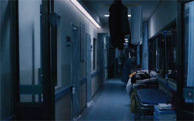 黄小芳心里有些不安,她大步上前,一把拉开了围着儿子病床的布帘.