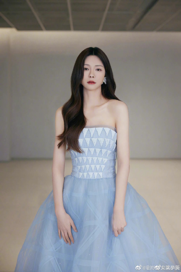 沈梦辰雾蓝色抹胸长裙造型##沈梦辰100道光芒收官夜造型大片