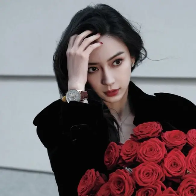 2月27日下午,杨颖工作室在社交平台上分享了一组angelababy的昔日美照