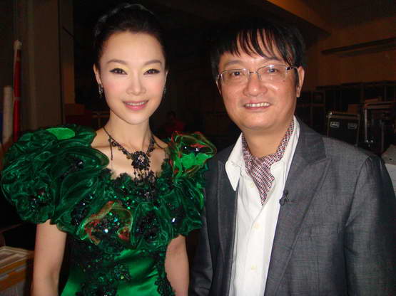 央视晚会歌声飘过30年吕薇造型出彩