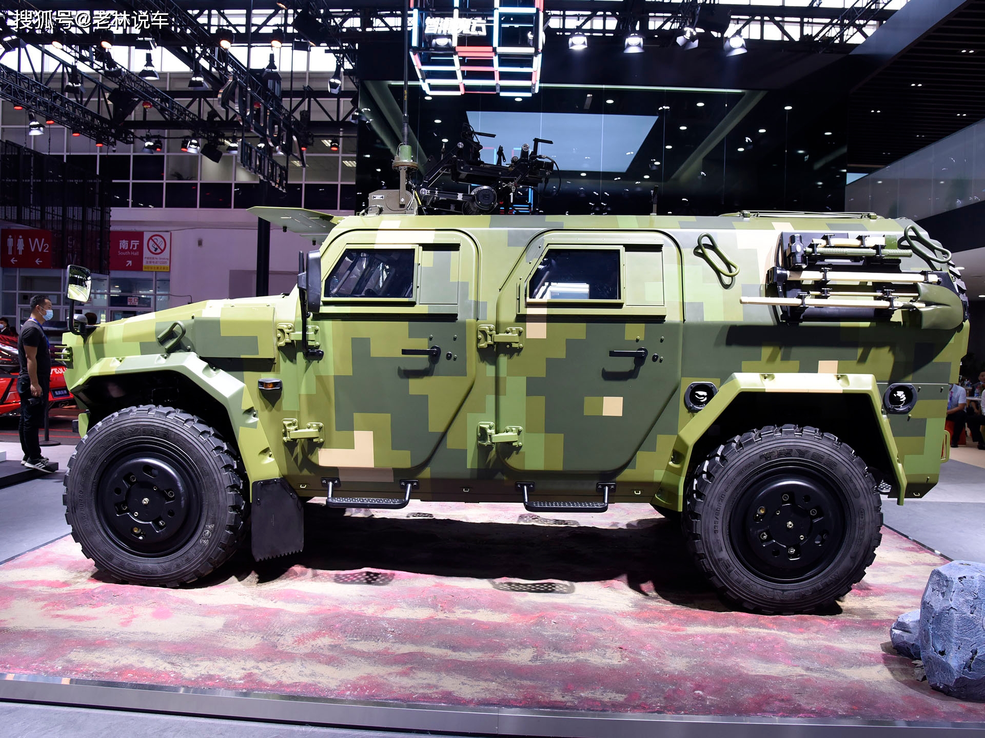 为了引起关注东风直接把一辆4吨的军用猛士摆上了北京车展展台