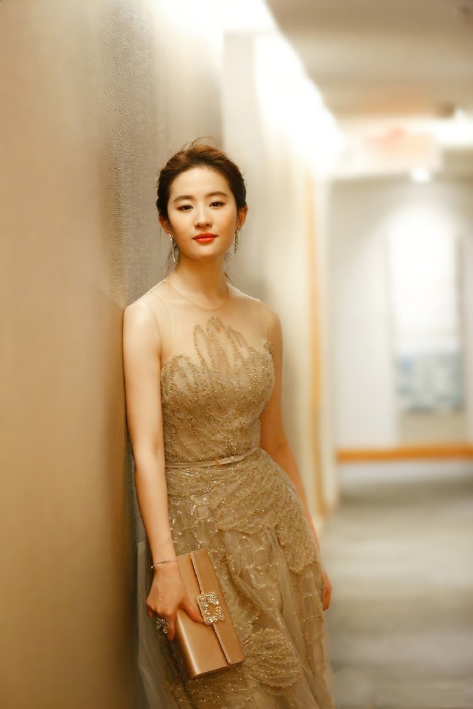 14 微博电影之夜ps刘亦菲是内娱唯一穿过es压轴高定的女明星(2019