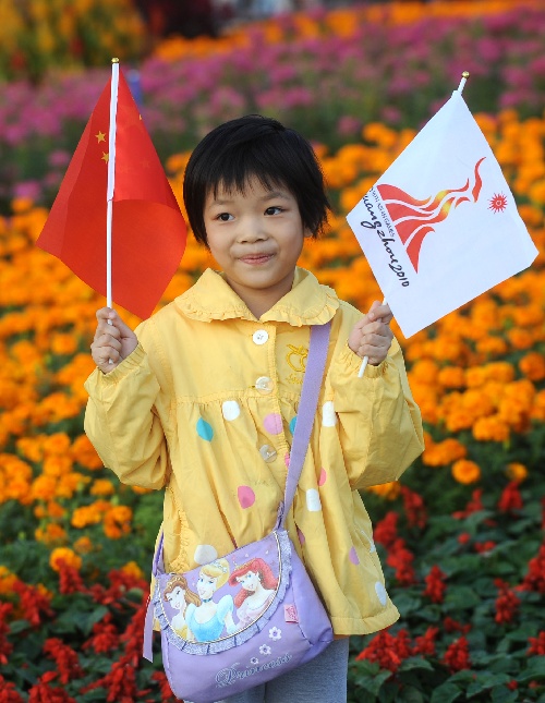 图文:广州街头亚运氛围渐浓 小女孩手拿国旗