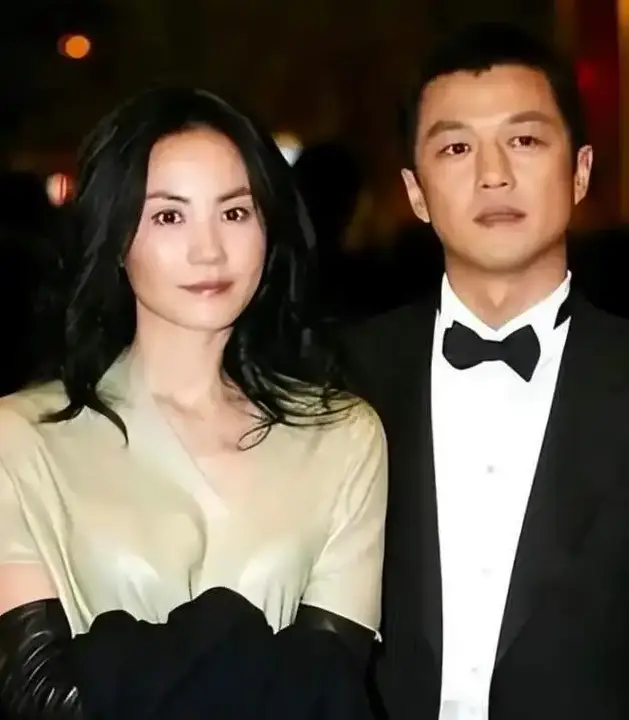 值得一提的是,李亚鹏与歌坛天后王菲的爱情故事让人津津乐道.