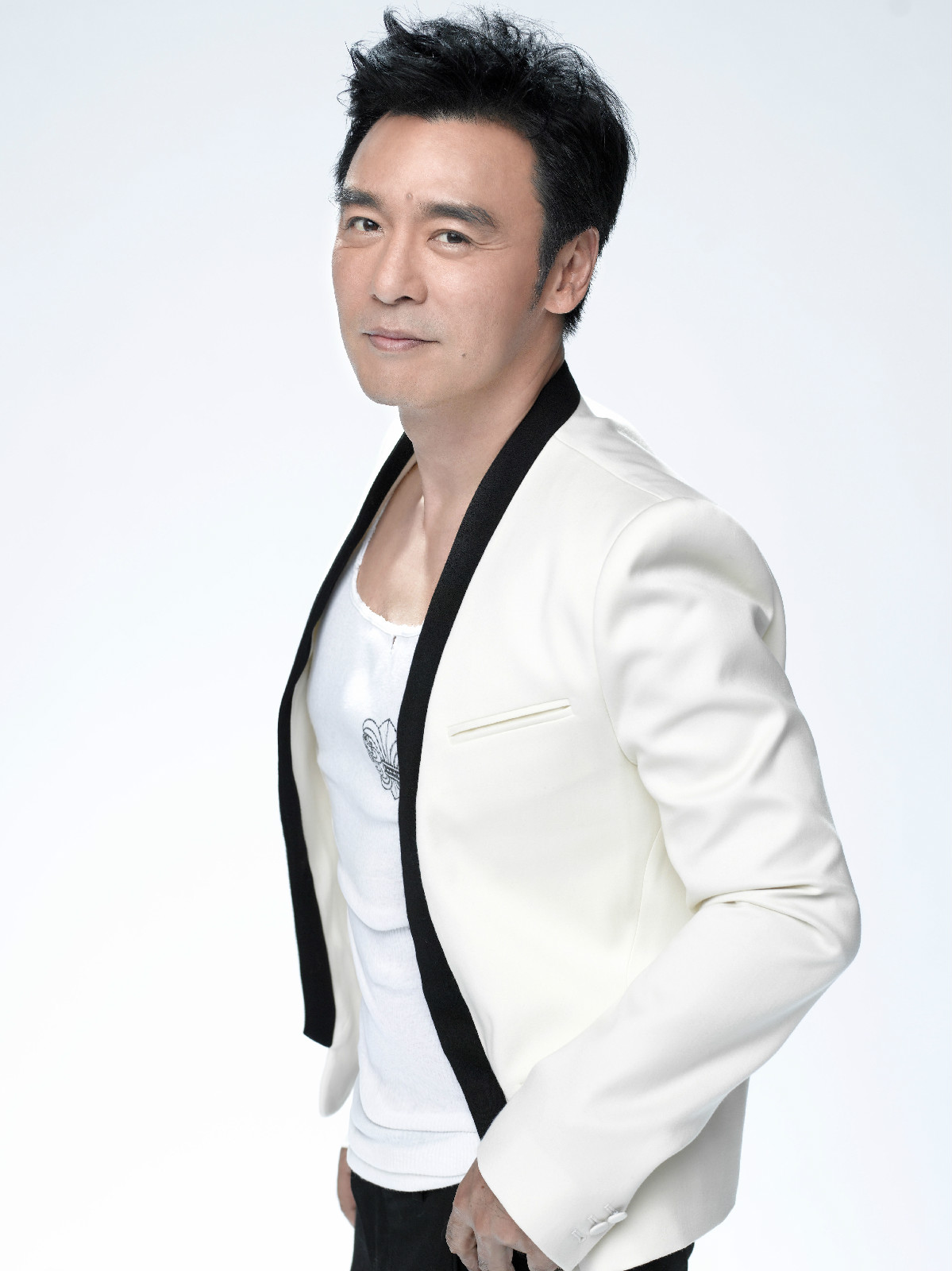 p>钟镇涛(kenny bee),1953年2月23日出生于香港,中国香港男歌手,音乐