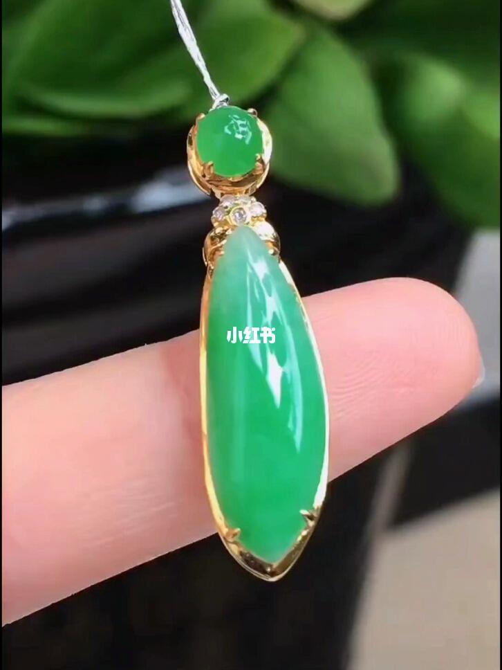 2799元,缅甸天然翡翠,18k金伴钻镶嵌老坑冰种起胶满绿随形吊坠,雕工