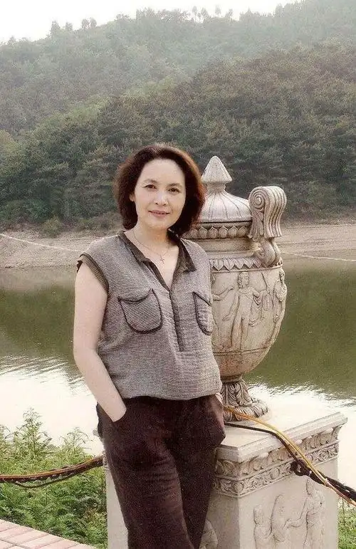 63岁李秀明近照刘晓庆为她配角夺影后隐退成亿万富翁