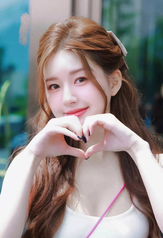 赵露思在米兰的造型太美了!颜值甜美迷人,气质明艳动人!