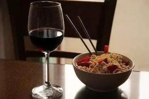 红酒搭配什么美容好喝呢 红酒搭配什么美容好喝呢女