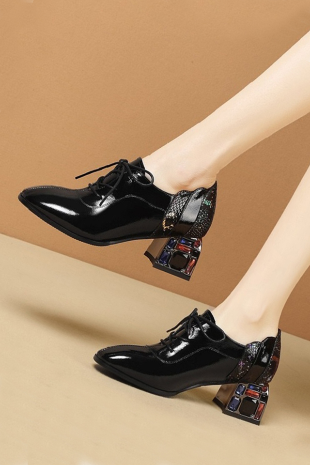 2020春秋新款中跟单鞋女粗跟英伦风时尚百搭亮皮系带小皮鞋女