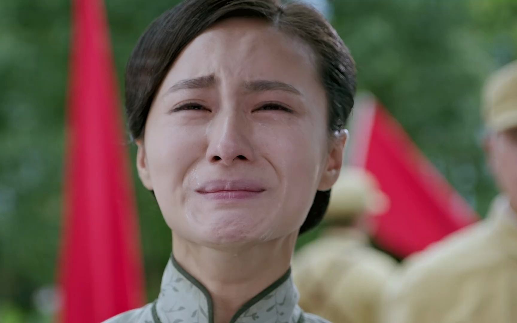 再造之恩:军区司令宣布当场释放女匪首,玉荷感激落泪