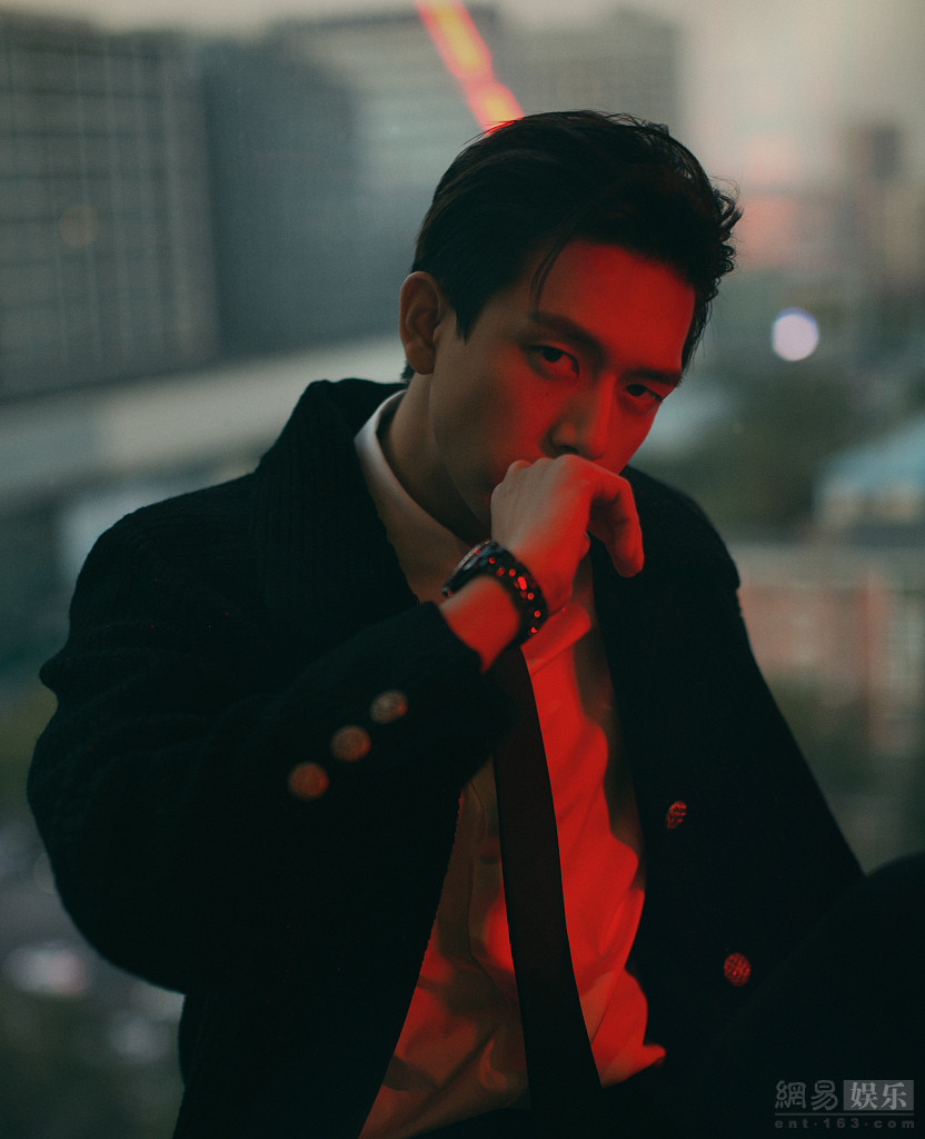 李现穿大衣拍写真眼神杀霸气中又带温柔