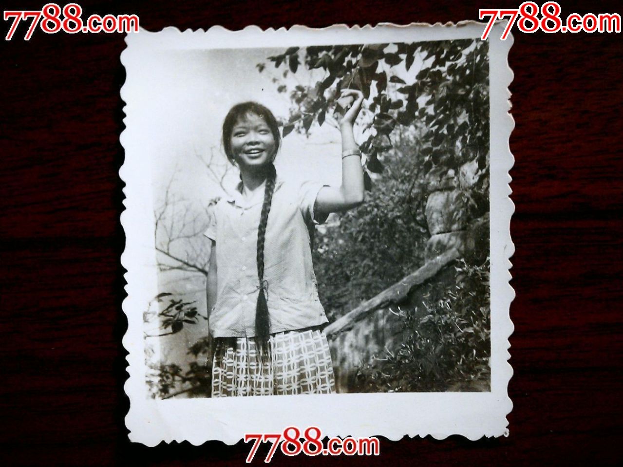 文革老照片大辫子姑娘欢欢喜喜尺寸60x58公分