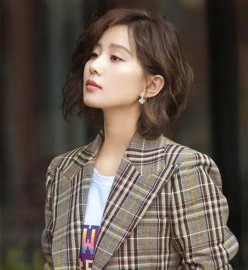 这才是2021年流行"锁骨发型"的典范!瞧博主这4款,洋气又减龄