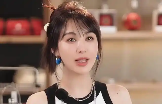 李菲儿还未没翻红已成万人嫌早期照片被扒形象判若两人