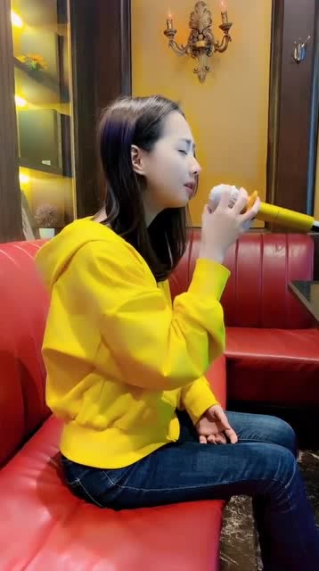 实拍美女ktv唱歌声音真好听都能赶上原唱了