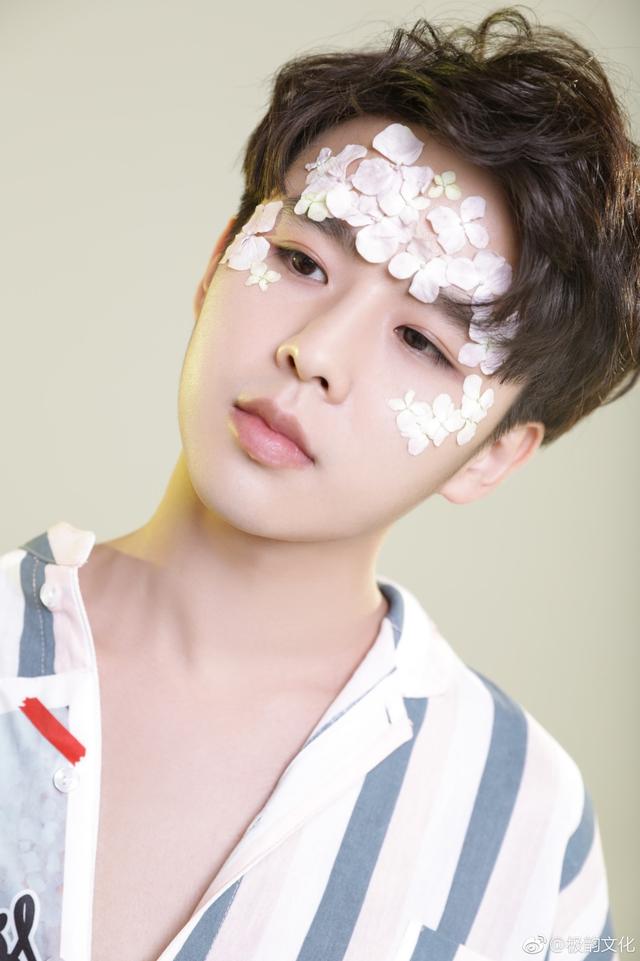 徐浩治愈单曲《花草间》发布!海报展现少年美颜