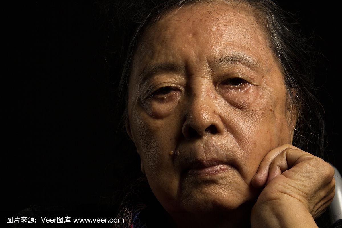孤独老人哭泣