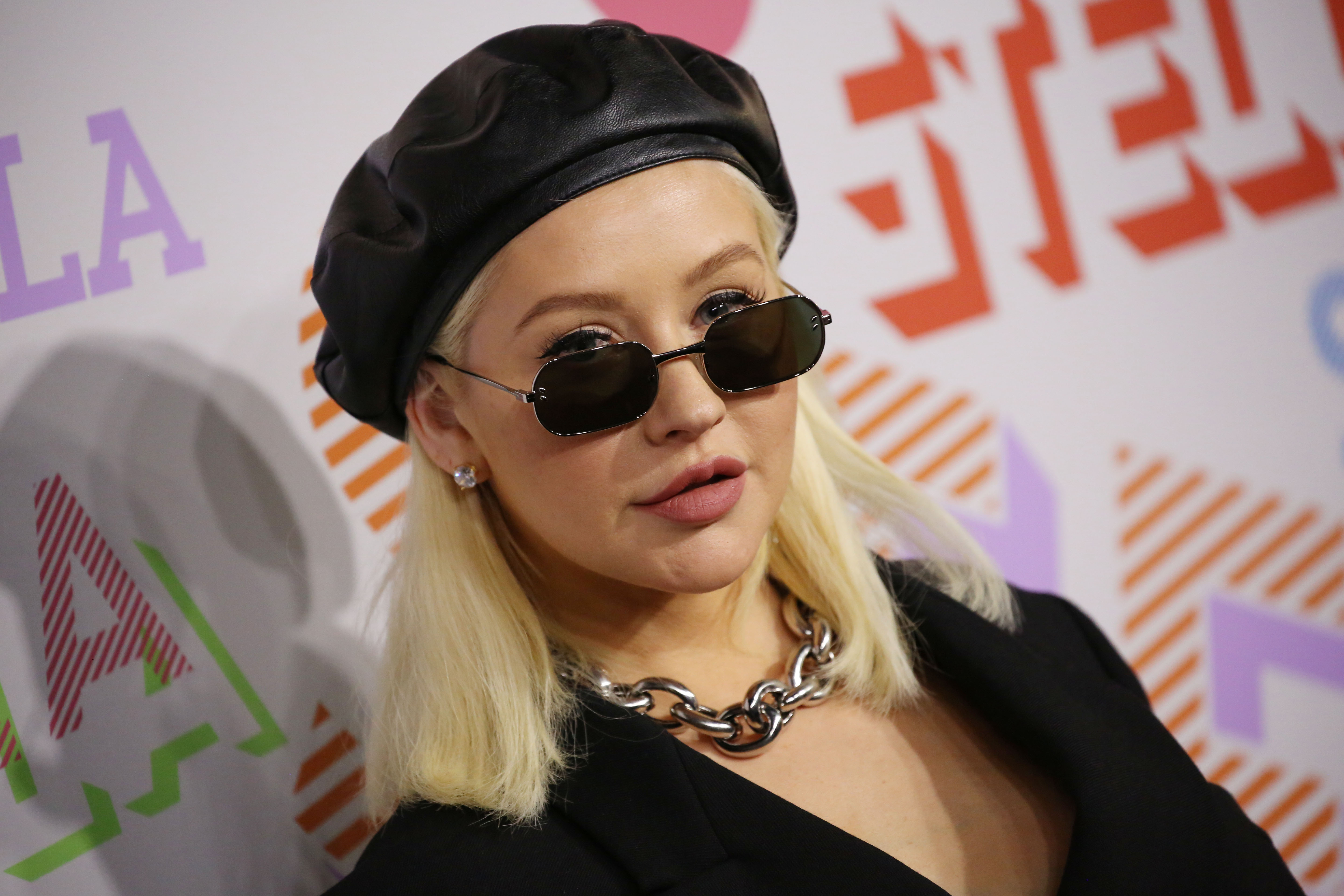 beautiful images of make-up-free christina aguilera