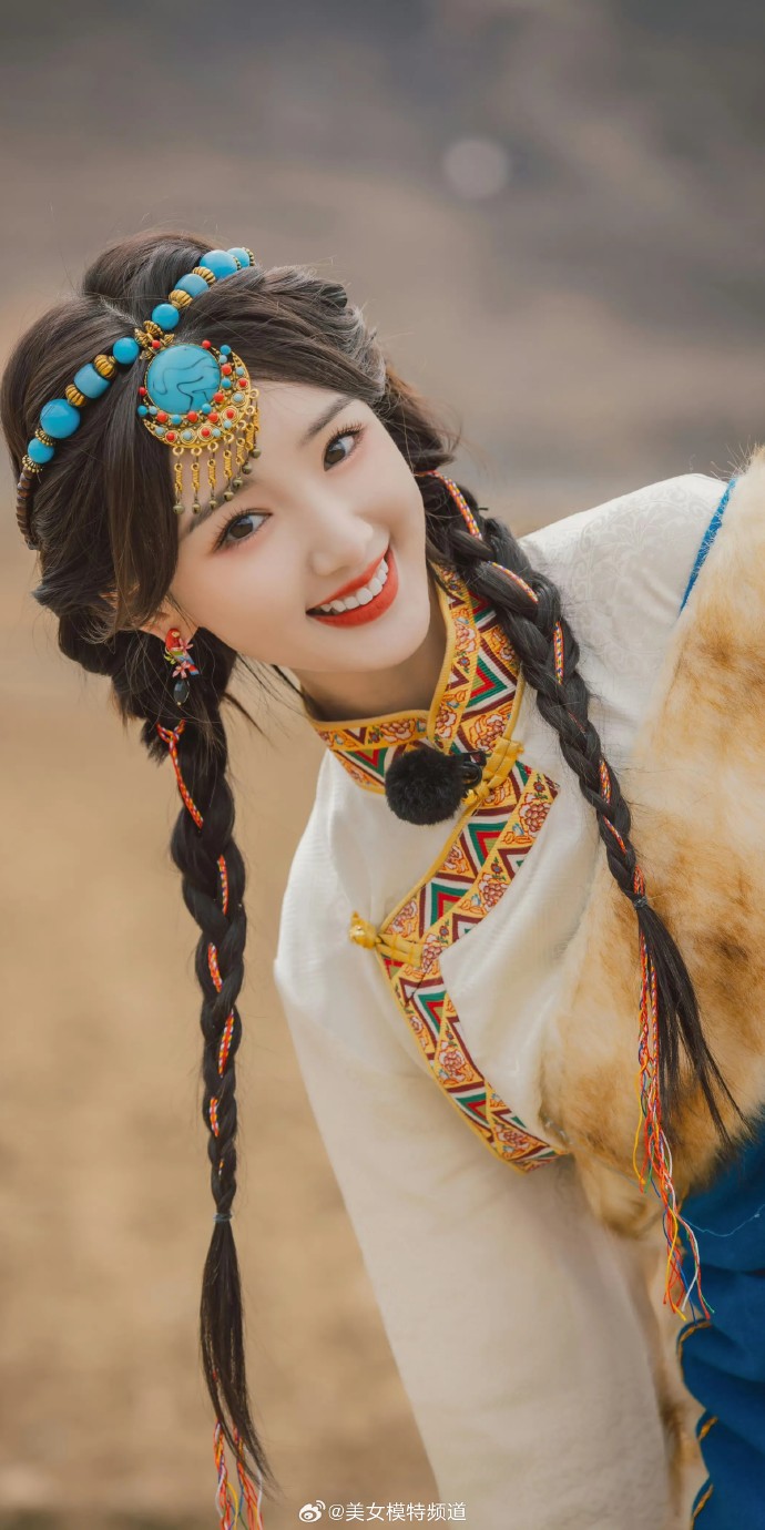 毛晓彤娇俏迷人的长辫子