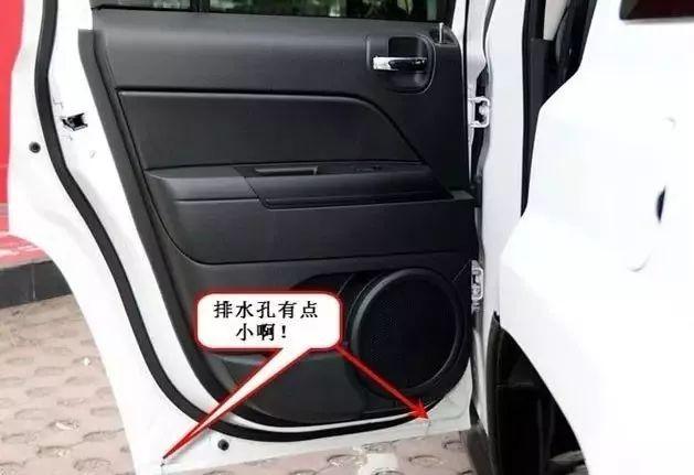 车门排水孔一般隐藏在门板底部的车门密封胶条下,主要是排出从门窗