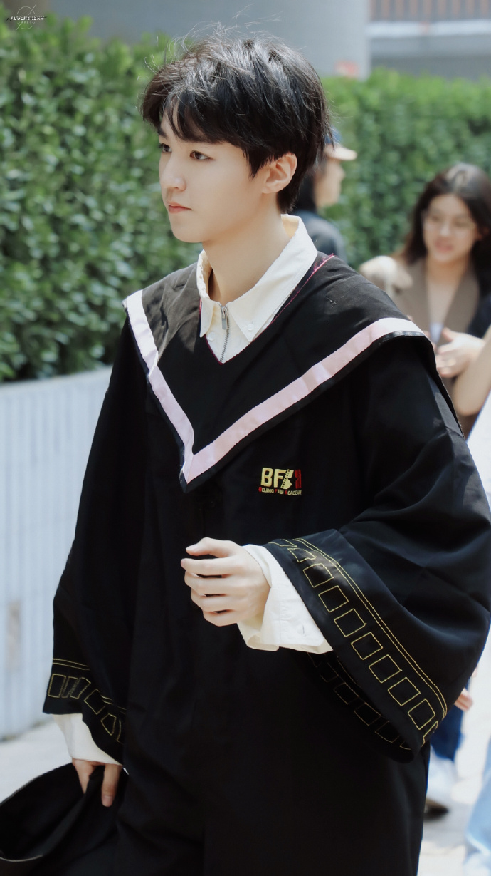 王俊凯从小到大的毕业照##王俊凯从北电金字塔滑下来屁股不痛