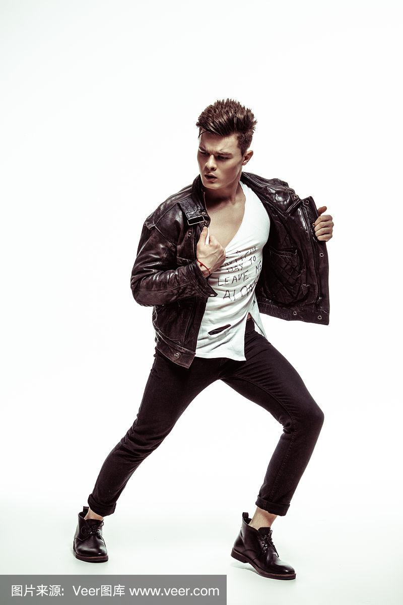 美丽的运动健美男模特在工作室摆姿势.表情