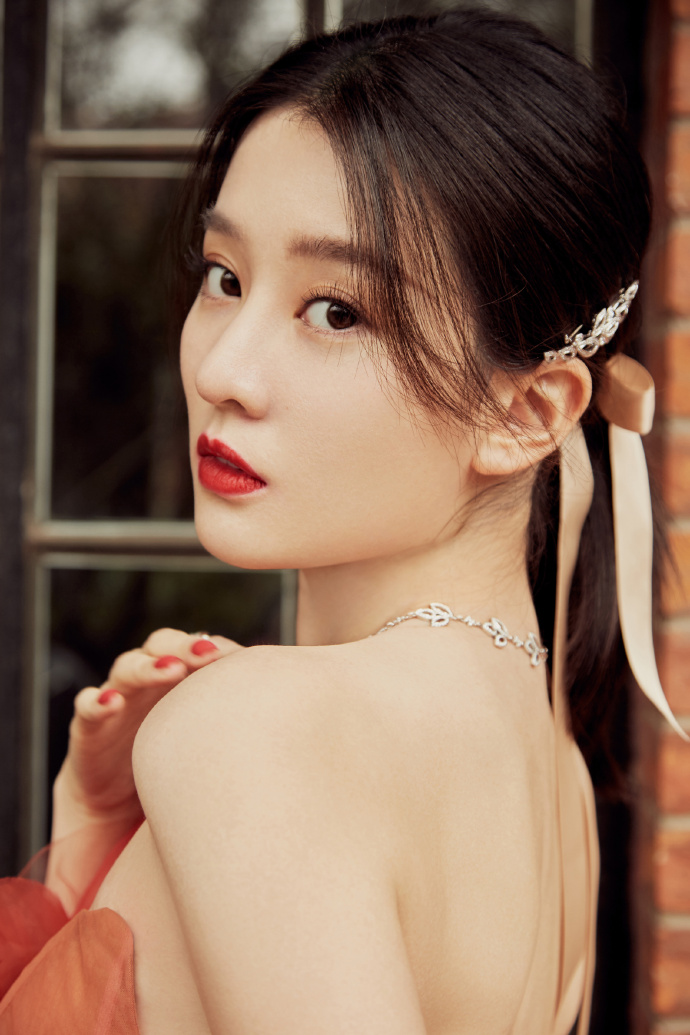 乔欣好似花间精灵一袭露肩玫瑰长裙名门泽佳效果美丽动人