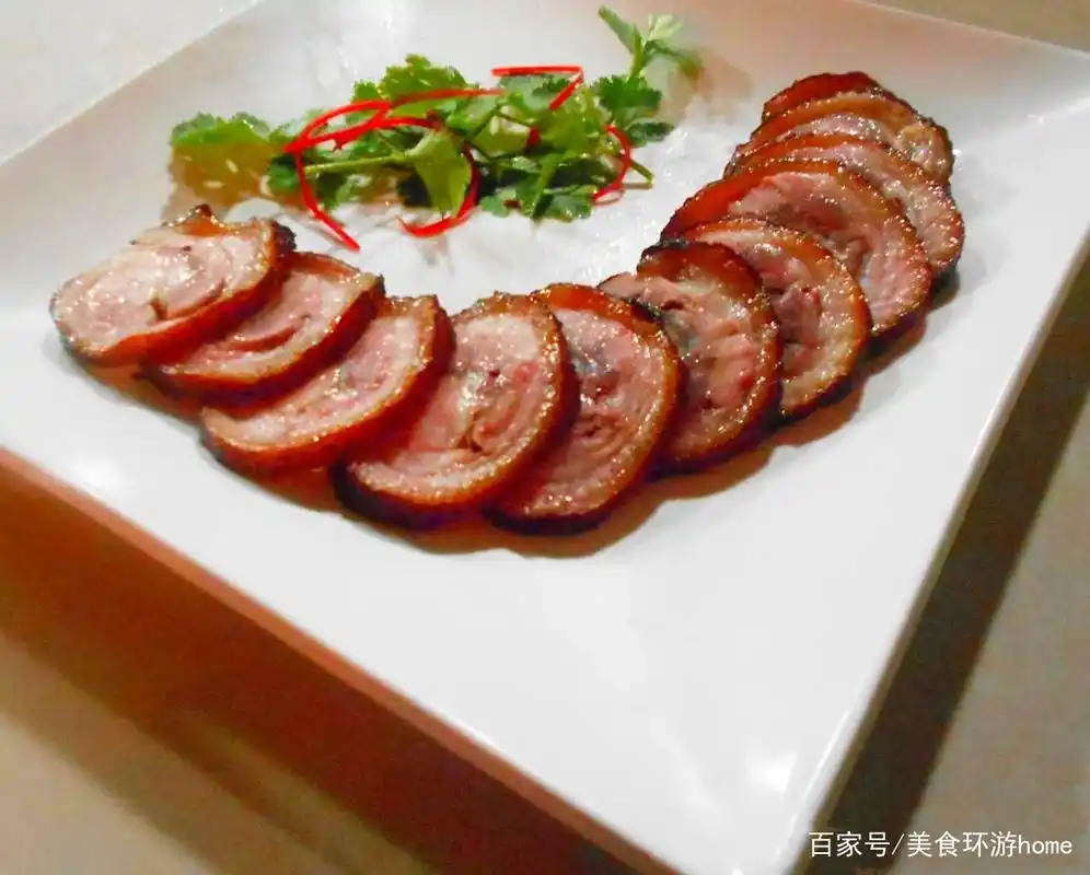 在家做捆肘卷,色泽红润,质地鲜嫩,让人食指大动