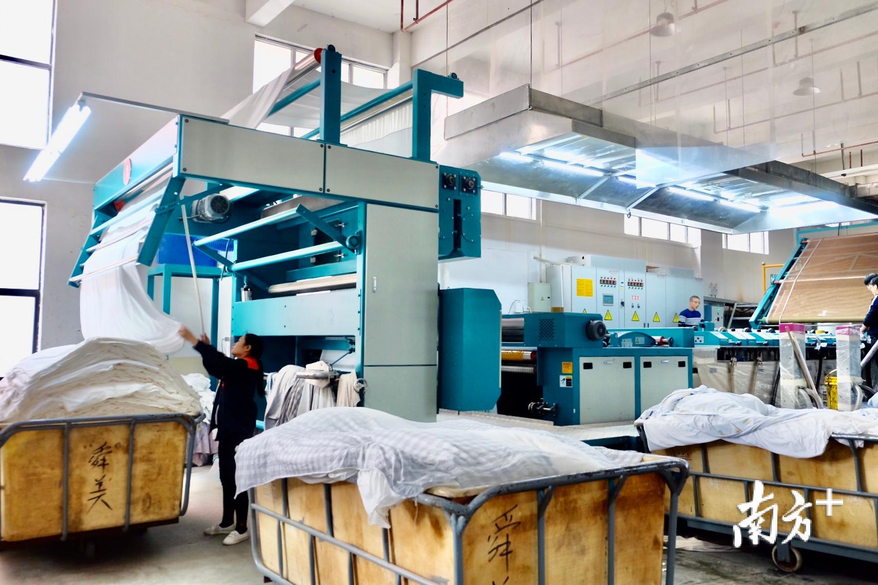 在普宁市纺织印染环保综合处理中心的厂区内,工人熟练地使用着先进的