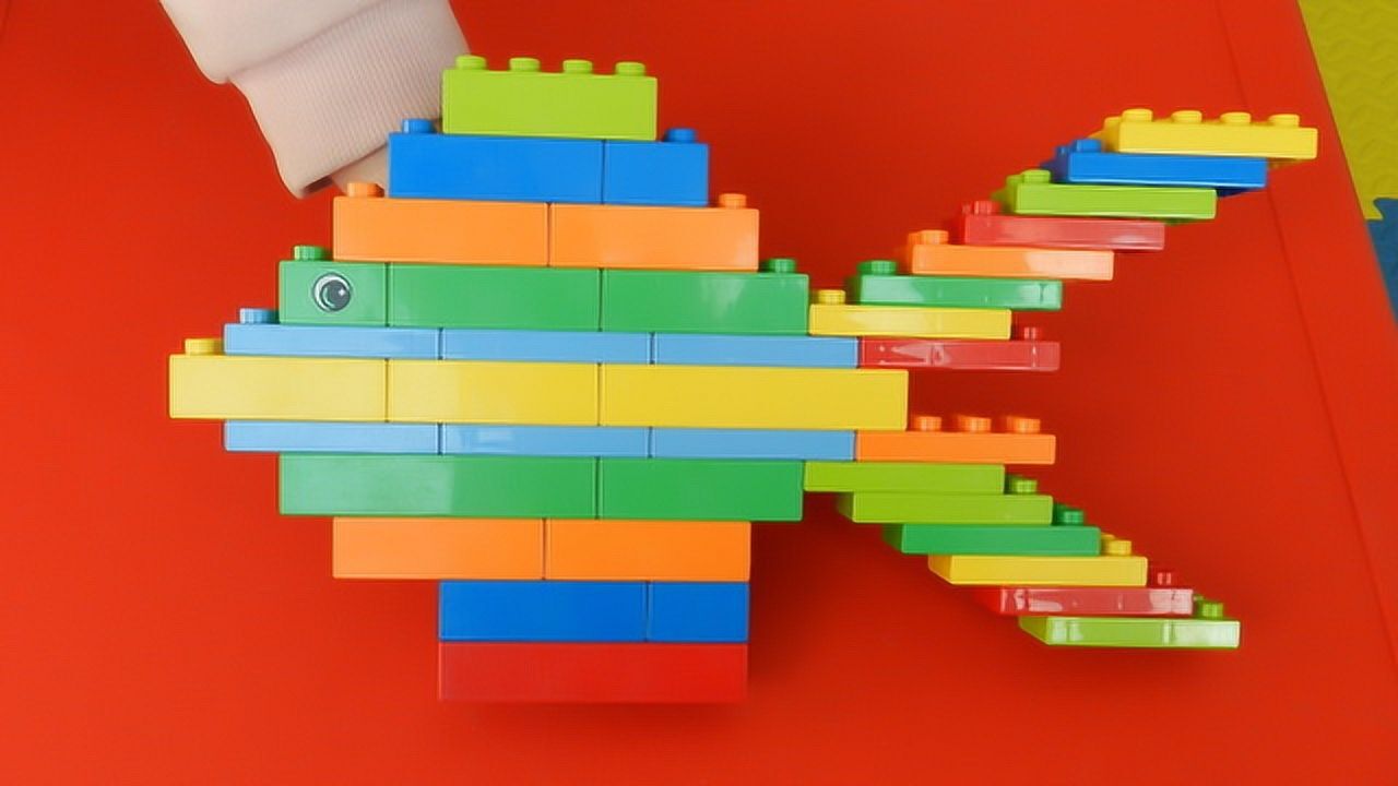 乐高大颗粒积木教程生动形象的鱼非常适合学前小朋友在家搭建