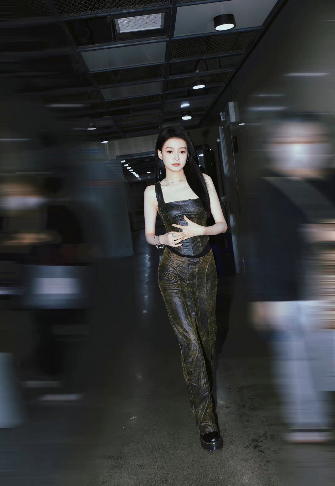 孙怡《元音大冒险》的上班图好让人心动,皮衣皮裤加上马丁靴,赛博