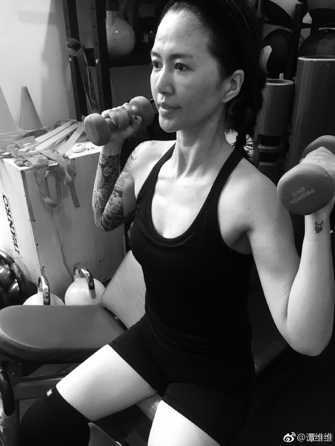 谭维维秀大花臂健身,可仙可man这个女人太酷了