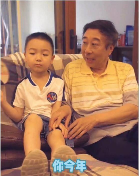 原创小品大师冯巩藏了几年的孙子长相曝光三代人用一张脸